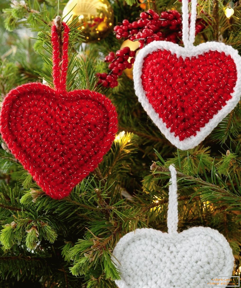 Knitted hearts on the Christmas tree