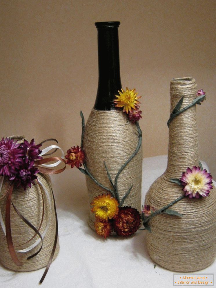 Decoration of bottles with a twine