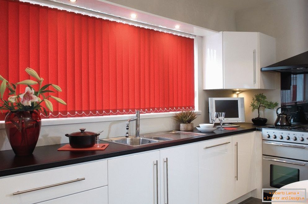 Red blinds and white furniture in the kitchen