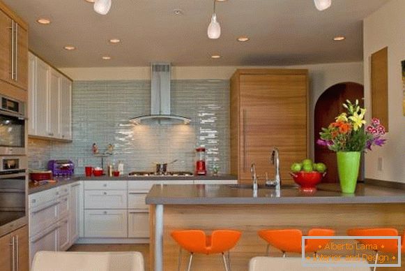 How to decorate the kitchen with bright accents and chairs