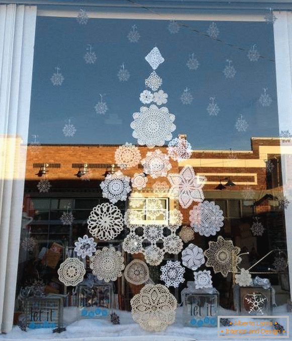 How to decorate a window - cut out snowflakes