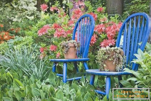 How to decorate the courtyard landscape with your own hands - photo with old furniture