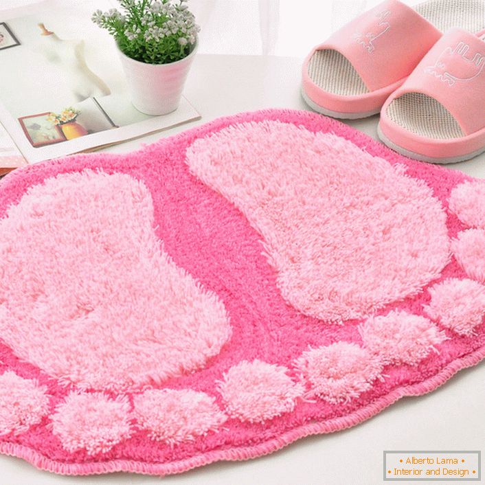 An unusual, creative bath mat is made in the form of footprints of a snowman. Ideal solution for the apartment where the child lives. 