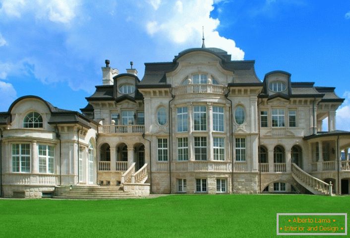 Finishing the facade of natural stone in gray-beige tones is the right choice for the Baroque style.