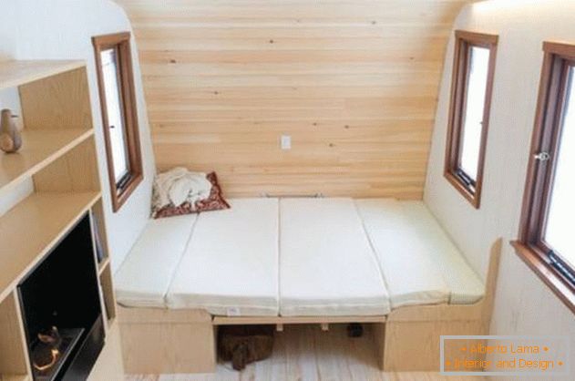 Comfortable mini-house: photos from Ontario - folding furniture