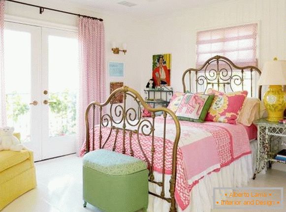 Interior of the bedroom in the style of a shebbie chic - photos in bright colors