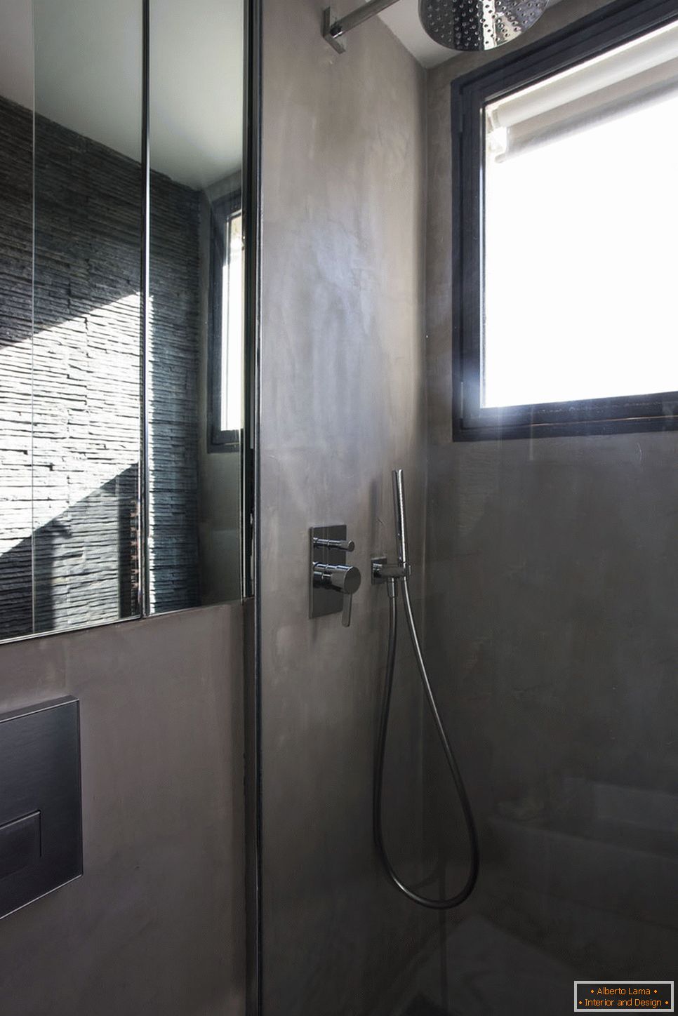 Shower cubicle in the interior of small size