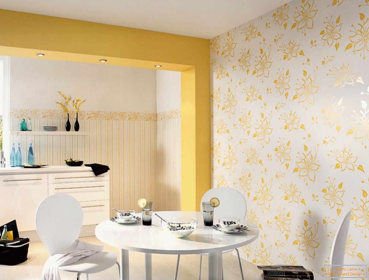 Gold wallpaper in the interior of the dining room