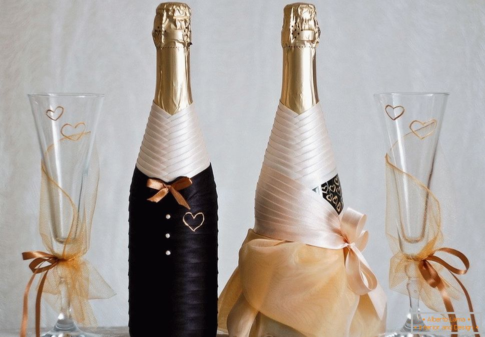 Decorating wedding bottles of champagne with your hands +50