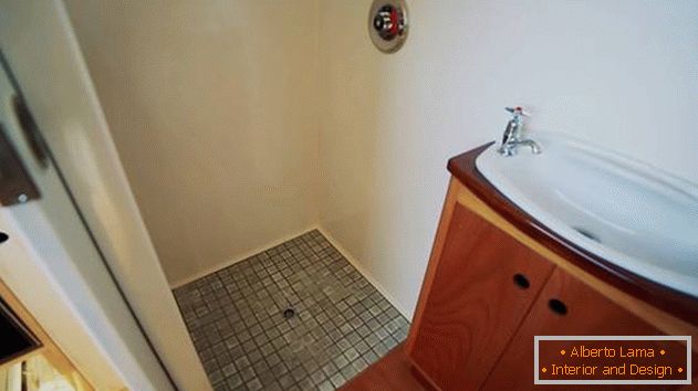 Design of a small private house: minimum area, maximum