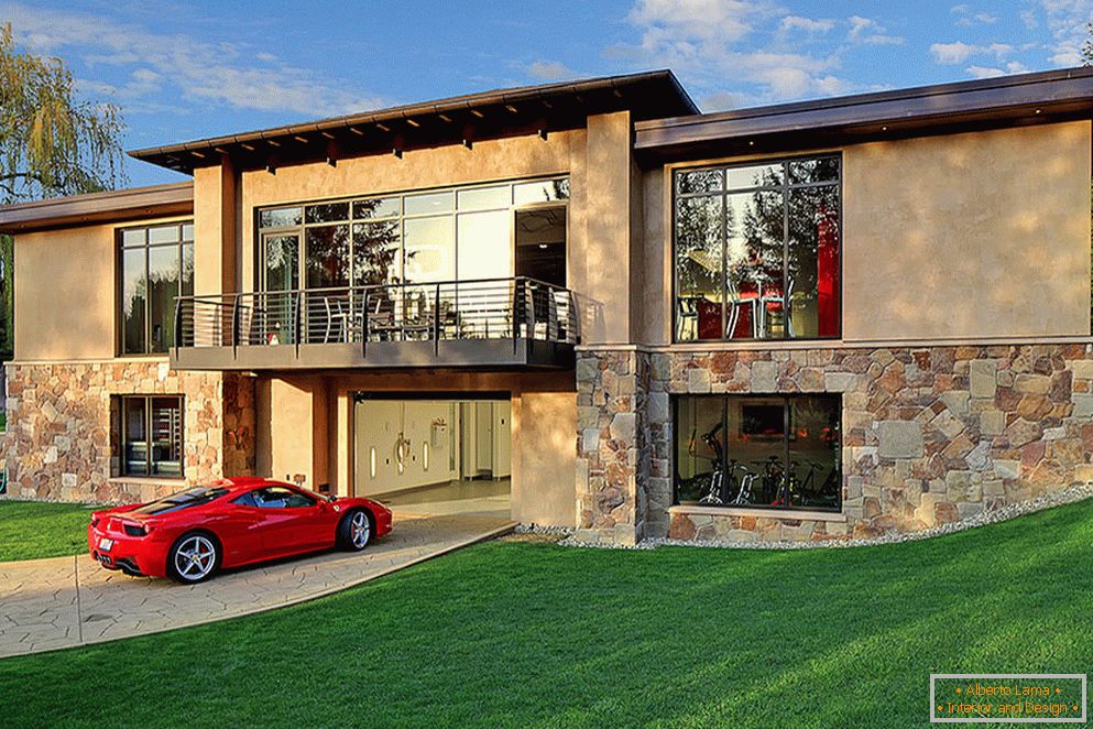 Two-room house turned into an exclusive garage for 16 cars -