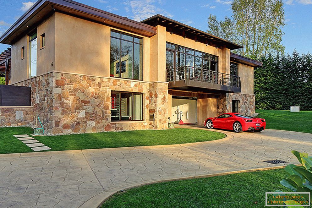Two-room house turned into an exclusive garage for 16 cars -