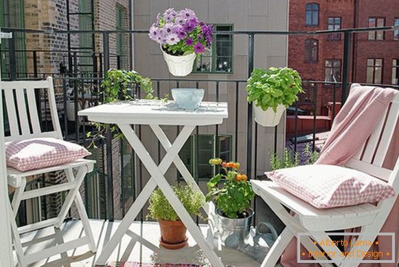 If you have a small balcony: a few practical tips for small