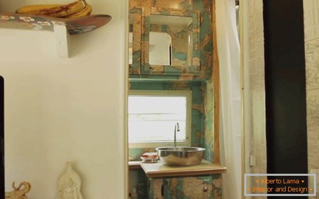 Wagon-house on wheels: a place for free people