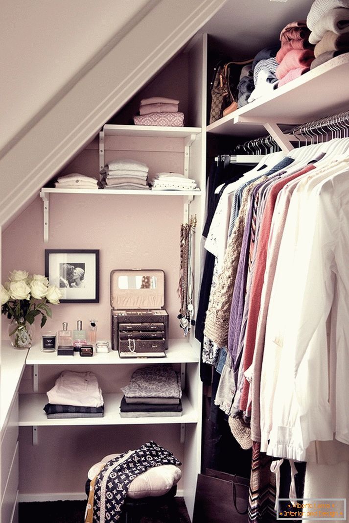 Wardrobe 2 sq. m. m. - a photo of interesting design options