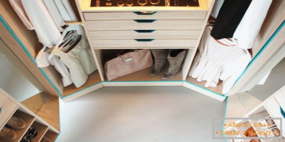 The dressing room turns into a stylish mini-fitting room
