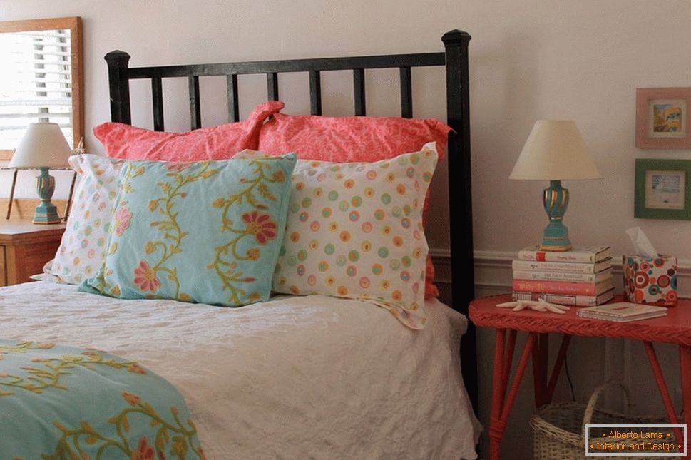 A creative idea for arranging a guest room, which is worth