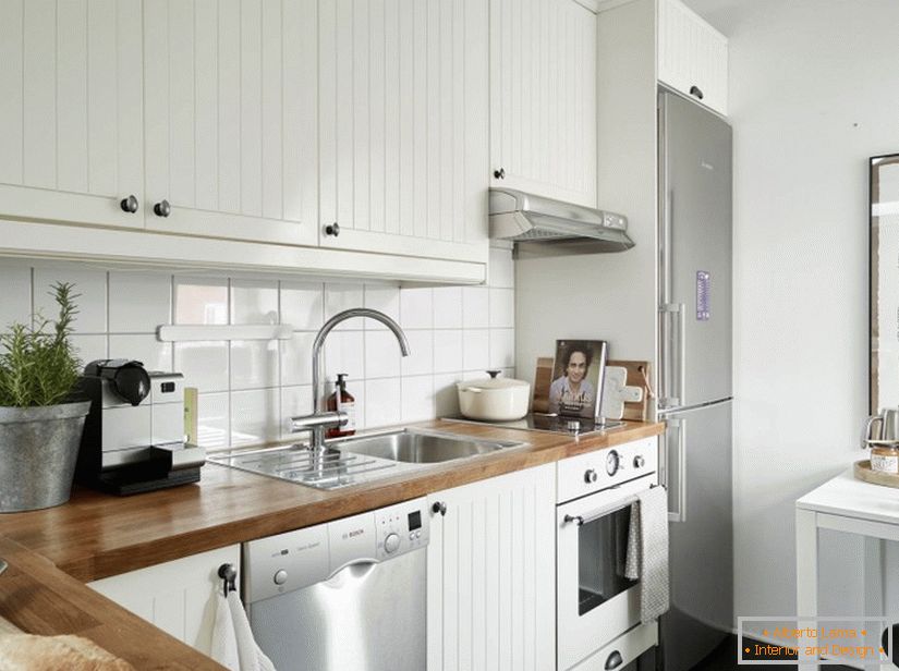 Studio apartment in the attic of the old house: a wonderful