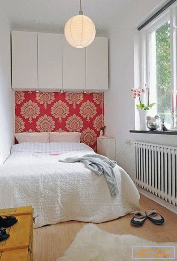 A small bedroom: creating an illusion of greater space