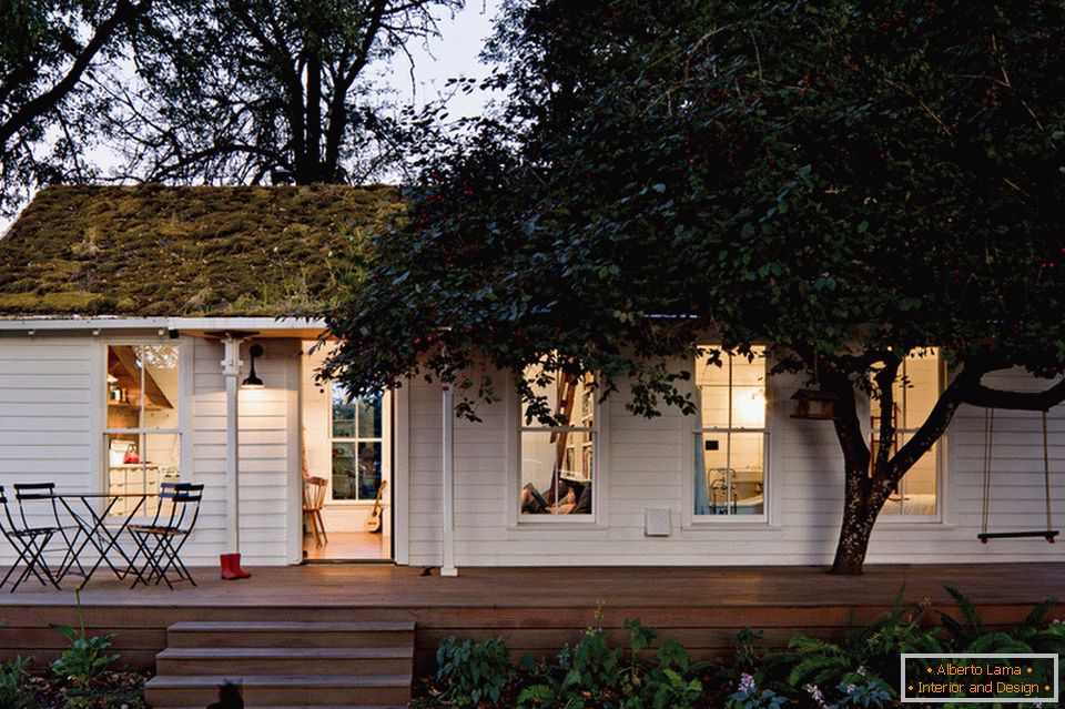 The dream of fans of outdoor recreation: a small cozy house