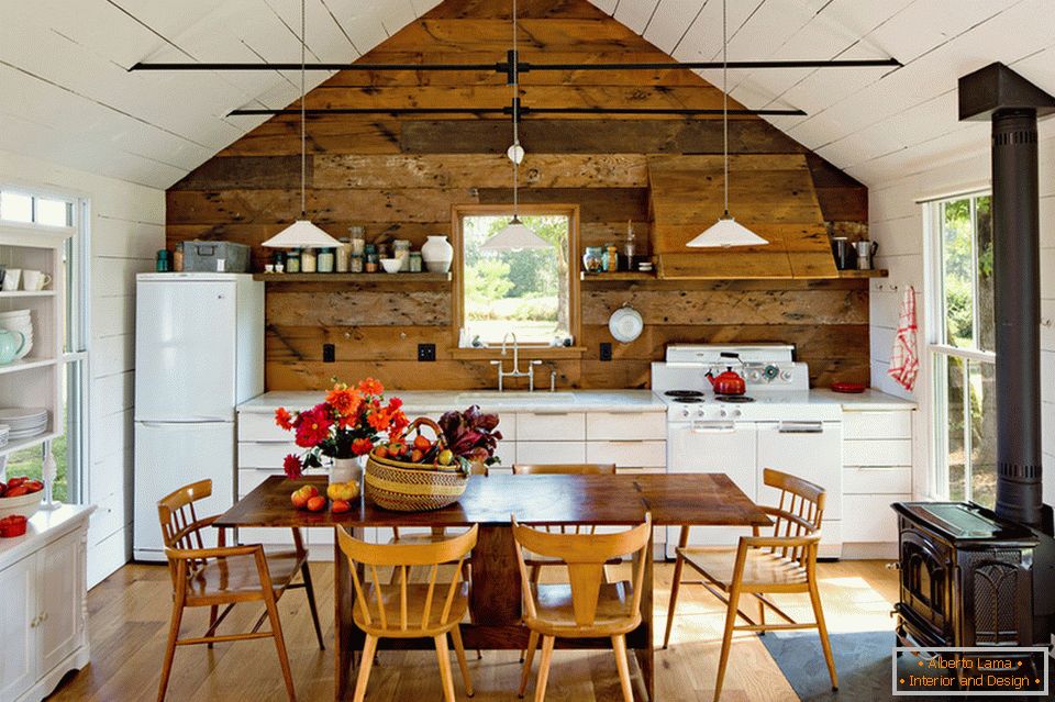 The dream of fans of outdoor recreation: a small cozy house