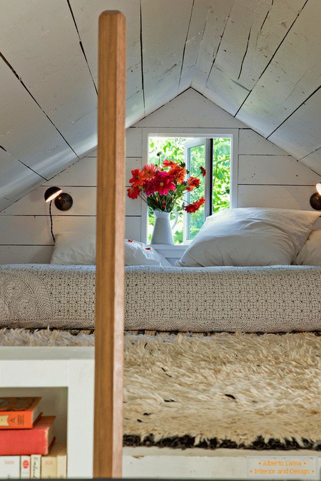 The dream of fans of outdoor recreation: a small cozy house