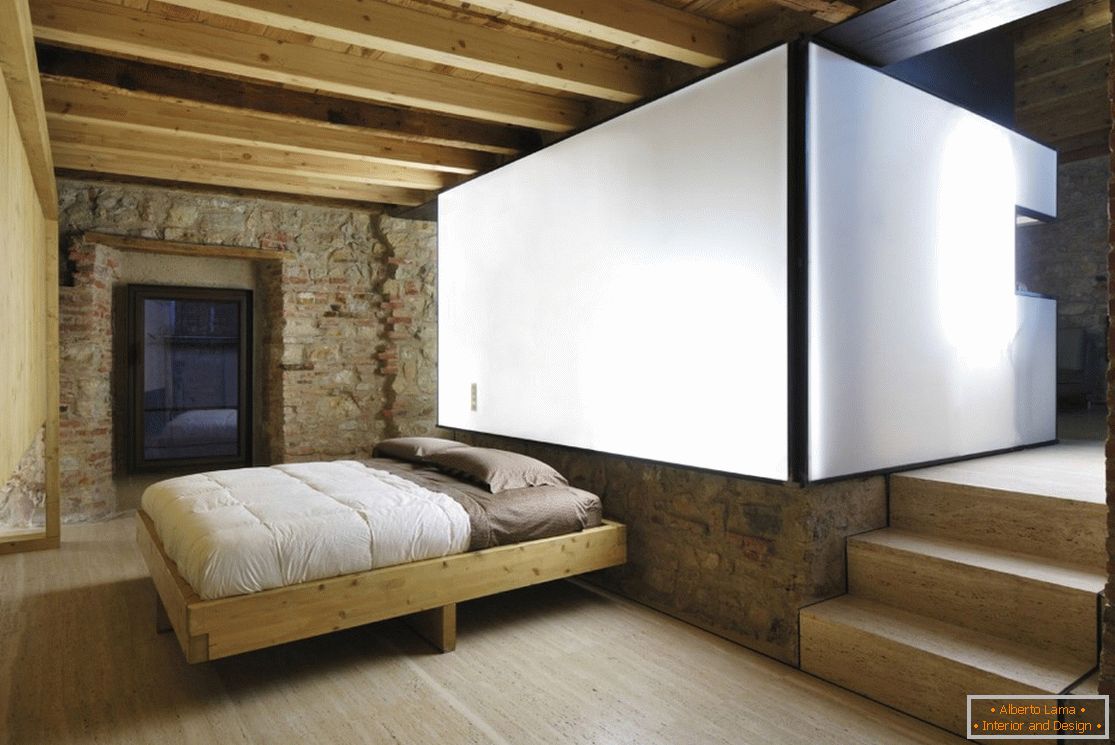 An accentuated peasant primitive and stylish minimalism in