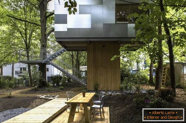 Unusual tree house: comfort and a bit of magic