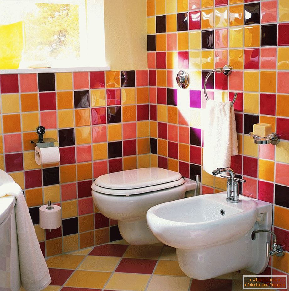 Suspended toilet instead of the usual: saving precious area