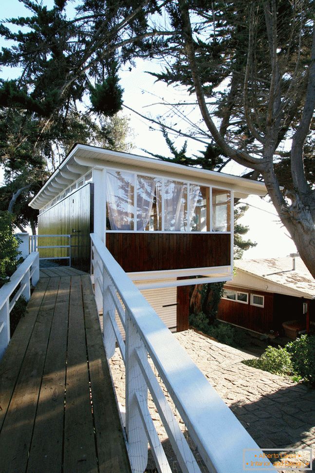 Modern design: from an ordinary house with a garage in an