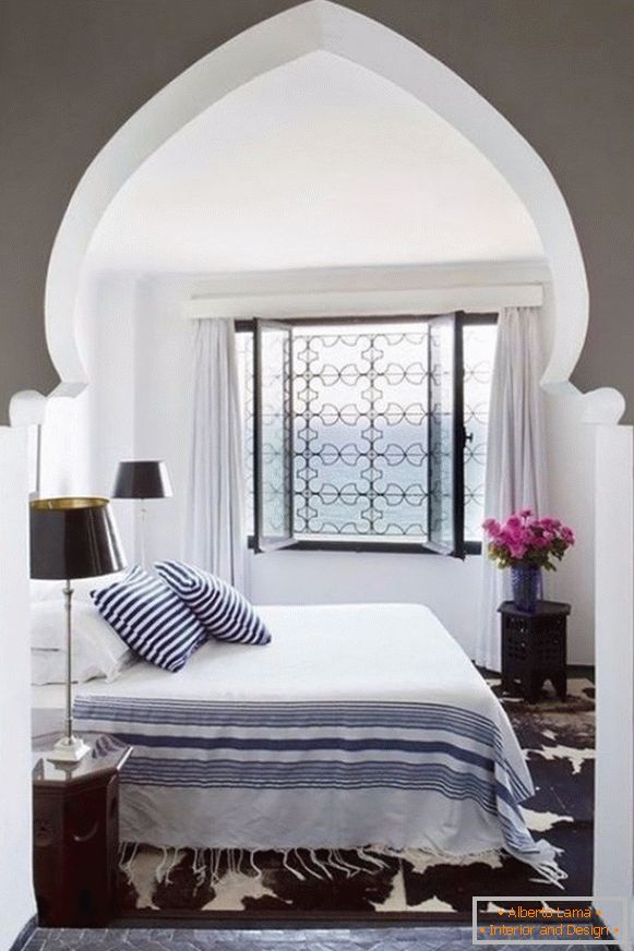 Stylish arch of plasterboard in the interior of the