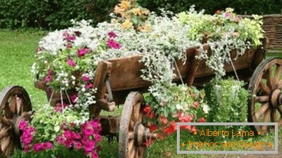 Cozy country style in the landscape design of a modern