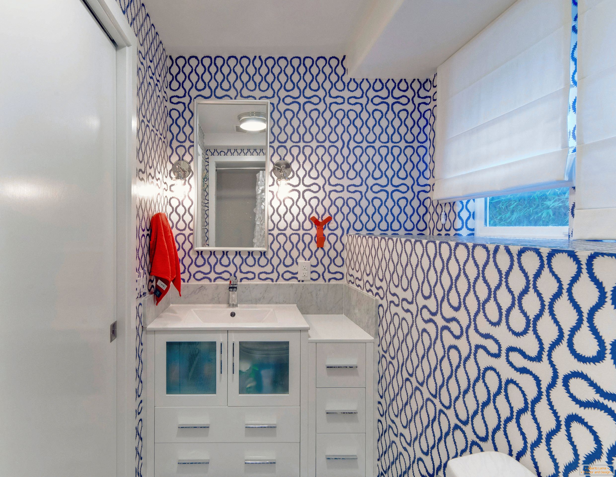 Impressively dynamic bathroom design with an area of only