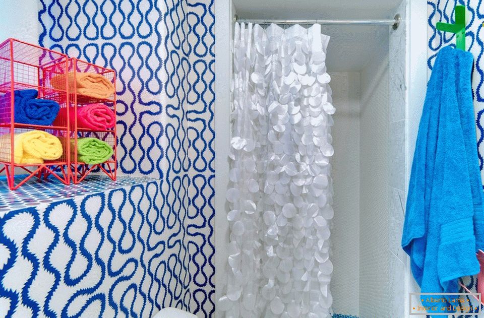 Impressively dynamic bathroom design with an area of only