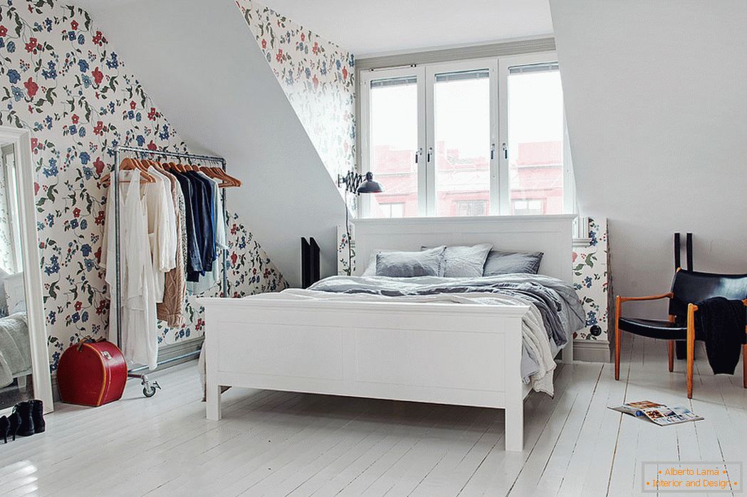 Let in the interior of the small house as much light as
