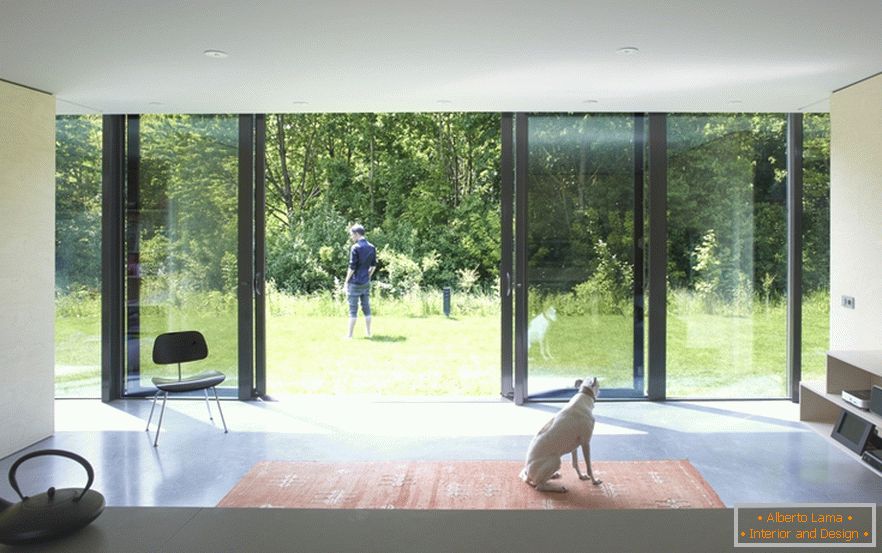 Mirror facade and reflection of the natural context in the